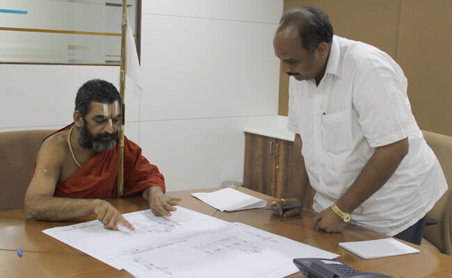 HH Swamiji went to My Home Hub to discuss the progress with the team