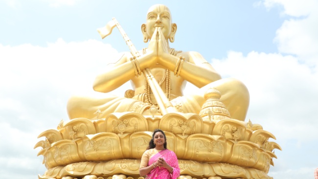Bigg Boss Telugu 3 Fame Vithika Sheru Visit