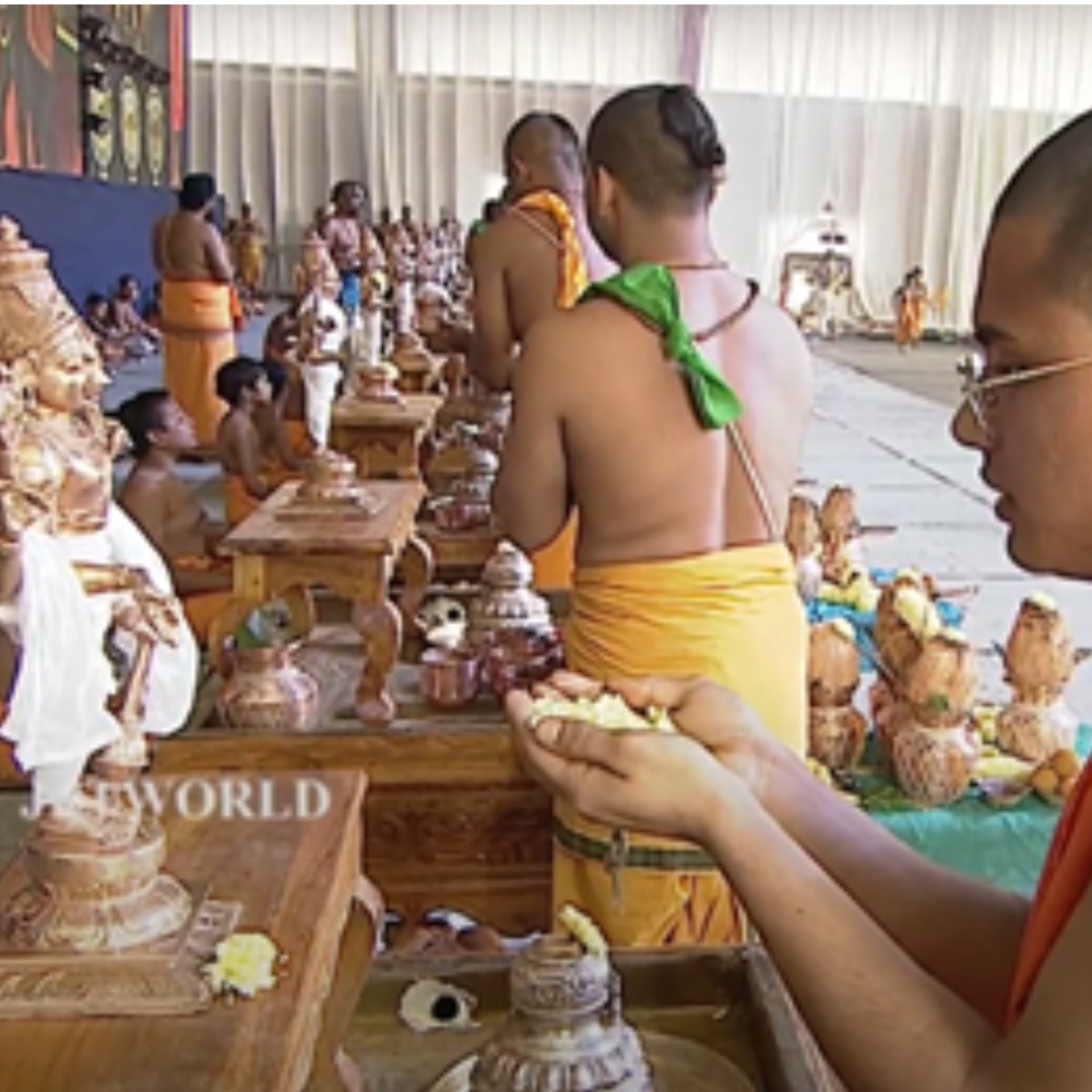 Archaka swamis seeking permission to offer abhishekam service